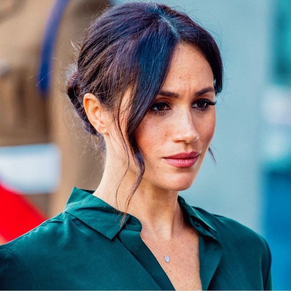 NEW Meghan Markle Inspired Yellow Gold-Filled Inverted Teardrop Pendant Necklace - Picture 5 of 11